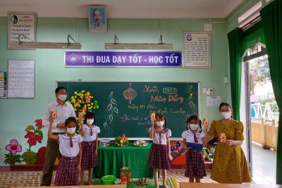 Góp phần nuôi dưỡng tuổi thơ vui tươi, hạnh phúc của học sinh. Hoạt động trải nghiệm “Ngày tết quê em” thay cho món quà mừng tuổi mới